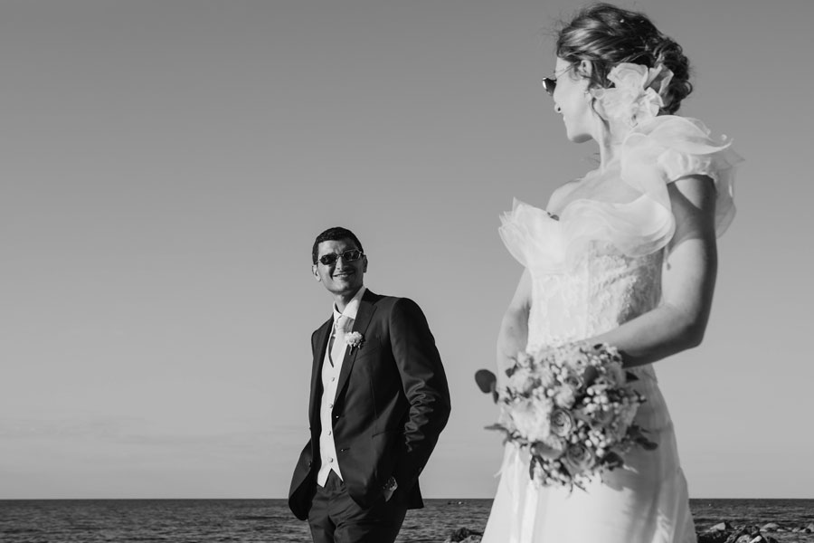Matrimonio Fortino Napoleonico bianco nero sposo guarda sposa Portonovo
