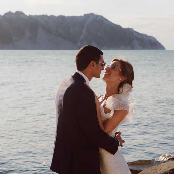Matrimonio Fortino Napoleonico sposi abbracciati falesie Conero tramonto