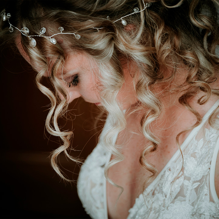 Intimità ed emozione: la sposa si prepara nelle eleganti camere interne del ristorante Le Case di Macerata, avvolta dall’atmosfera unica del grande giorno.