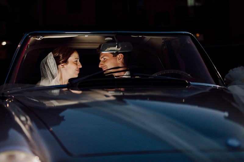 Sposi in macchina a Senigallia di notte – Fotografo matrimonio Senigallia