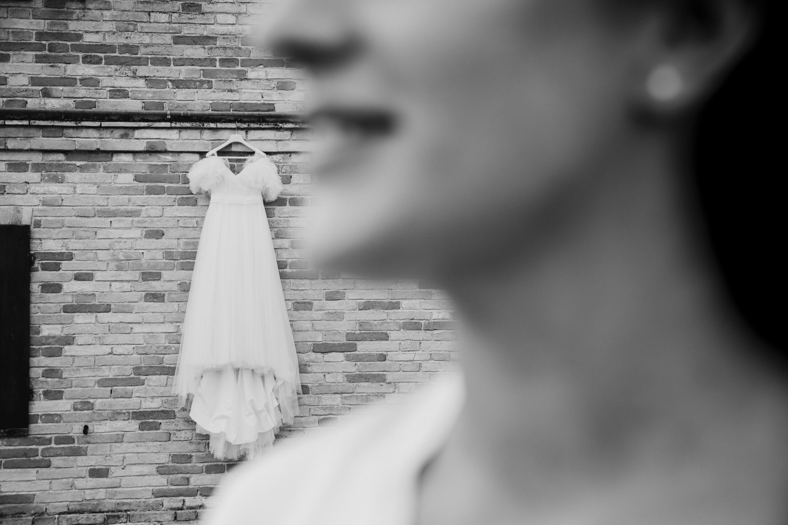 La sposa si prepara sulla terrazza del ristorante Le Case di Macerata, avvolta dalla luce del mattino prima del matrimonio.