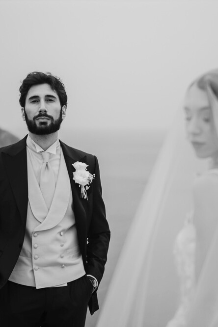 Matrimonio neocatecumenale ad Ancona, Marche: celebrazione di fede e amore nella Chiesa di San Michele Arcangelo, con vista sul mare e bosco autunnale