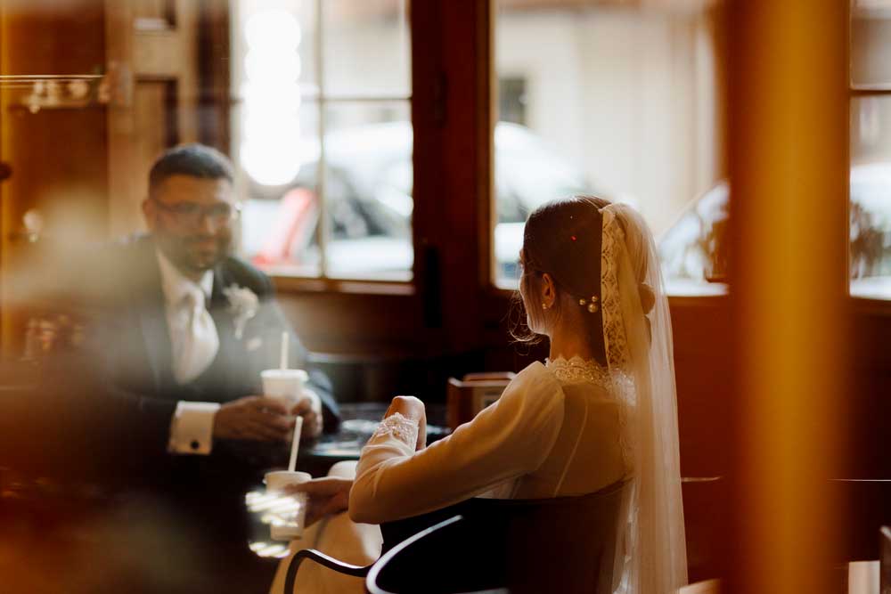 Sposi con milk shake in gelateria matrimonio Palazzo Carradori Montefano