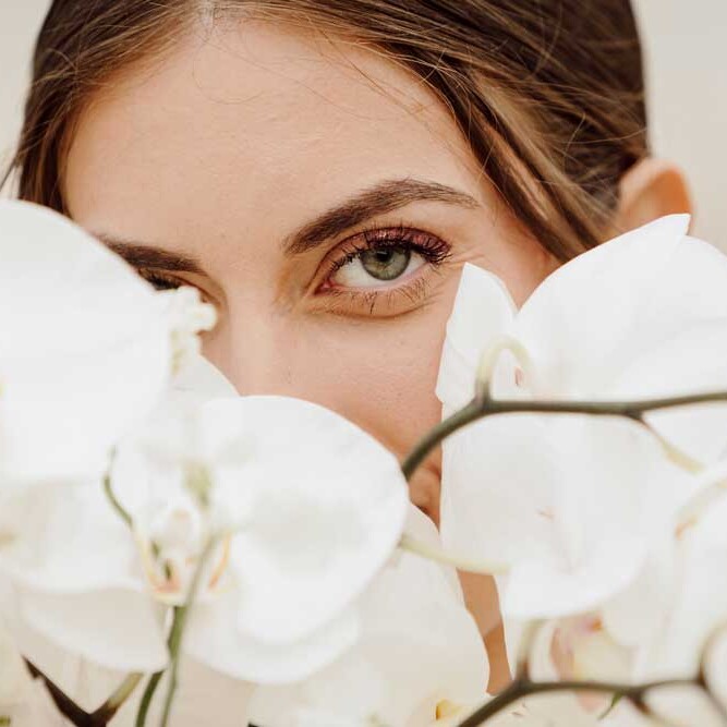 Ritratto sposa con orchidee bianche matrimonio Palazzo Carradori Montefano